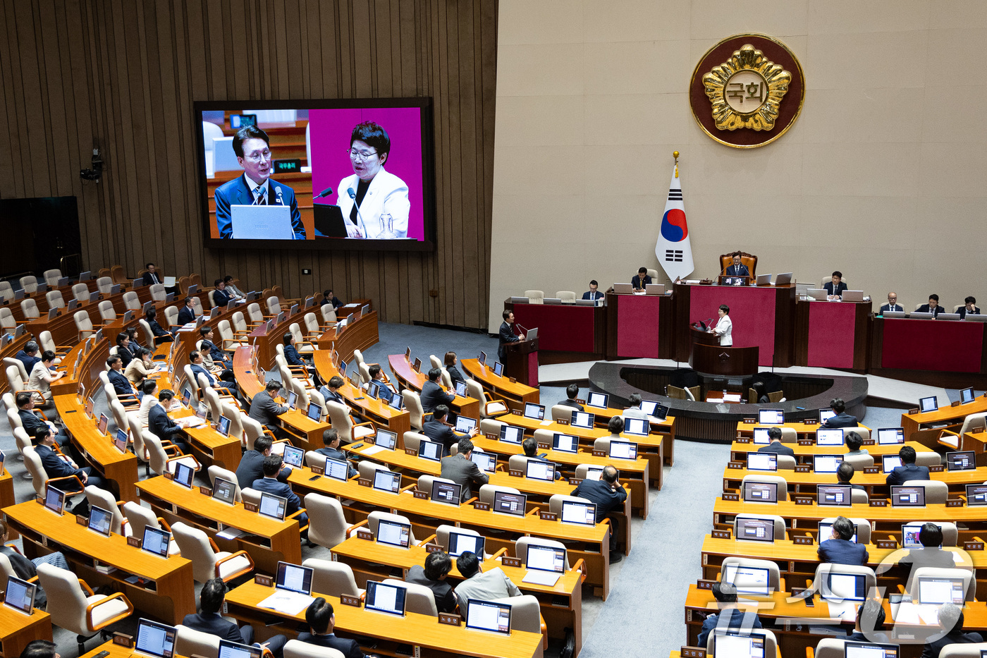 (서울=뉴스1) 유승관 기자 = 김민석 국무총리가 15일 서울 여의도 국회에서 열린 제429회 국회(정기회) 제5차 본회의에서 임이자 국민의힘 의원의 정치에 관한 대정부 질문에 답 …