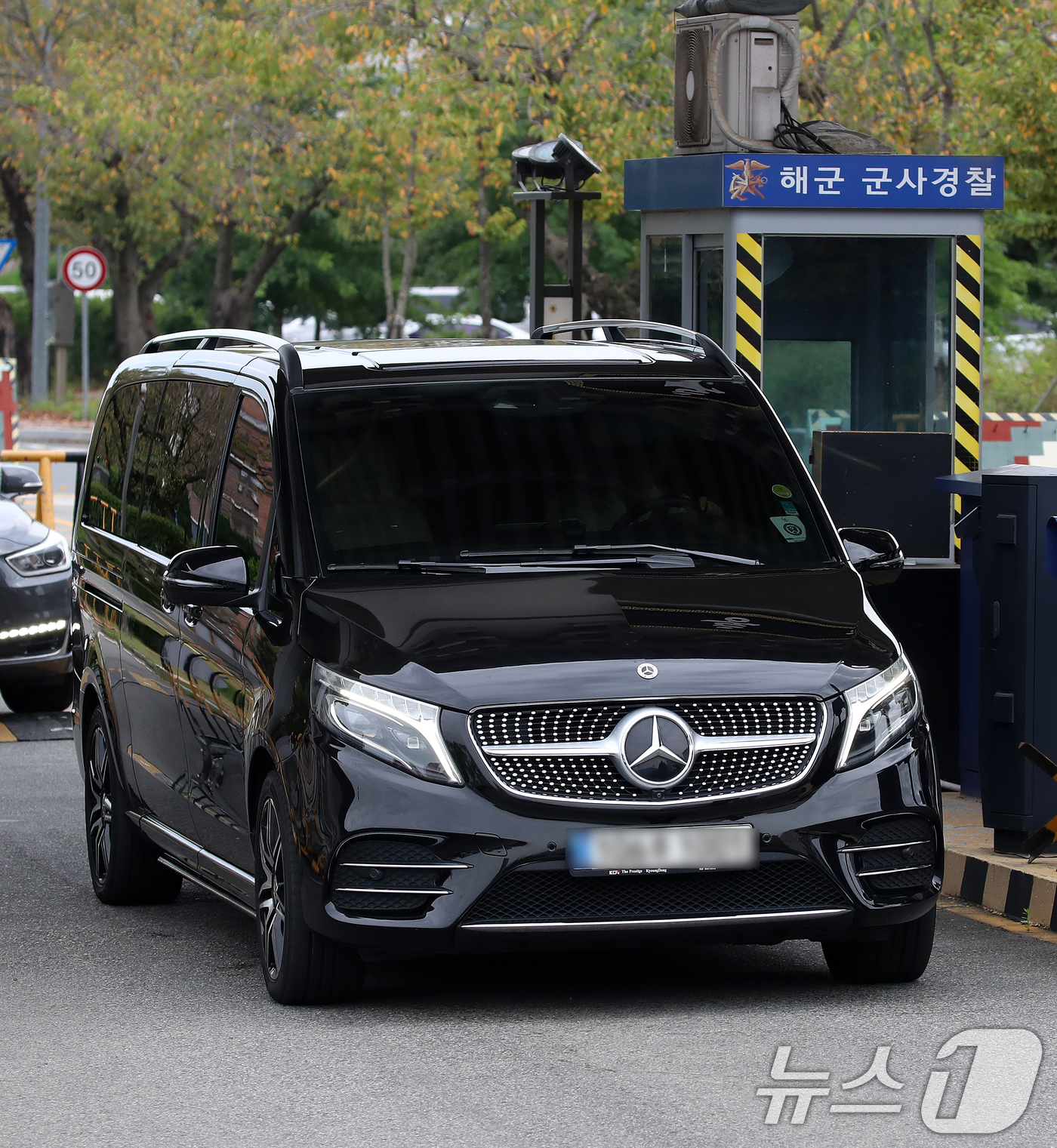 (창원=뉴스1) 윤일지 기자 = 이재용 삼성전자 회장의 장남 이지호 씨 가족이 탑승한 것으로 추정되는 차량이 15일 오후 경남 창원 진해구 해군사관학교를 나서 진해기지사령부 제3정 …