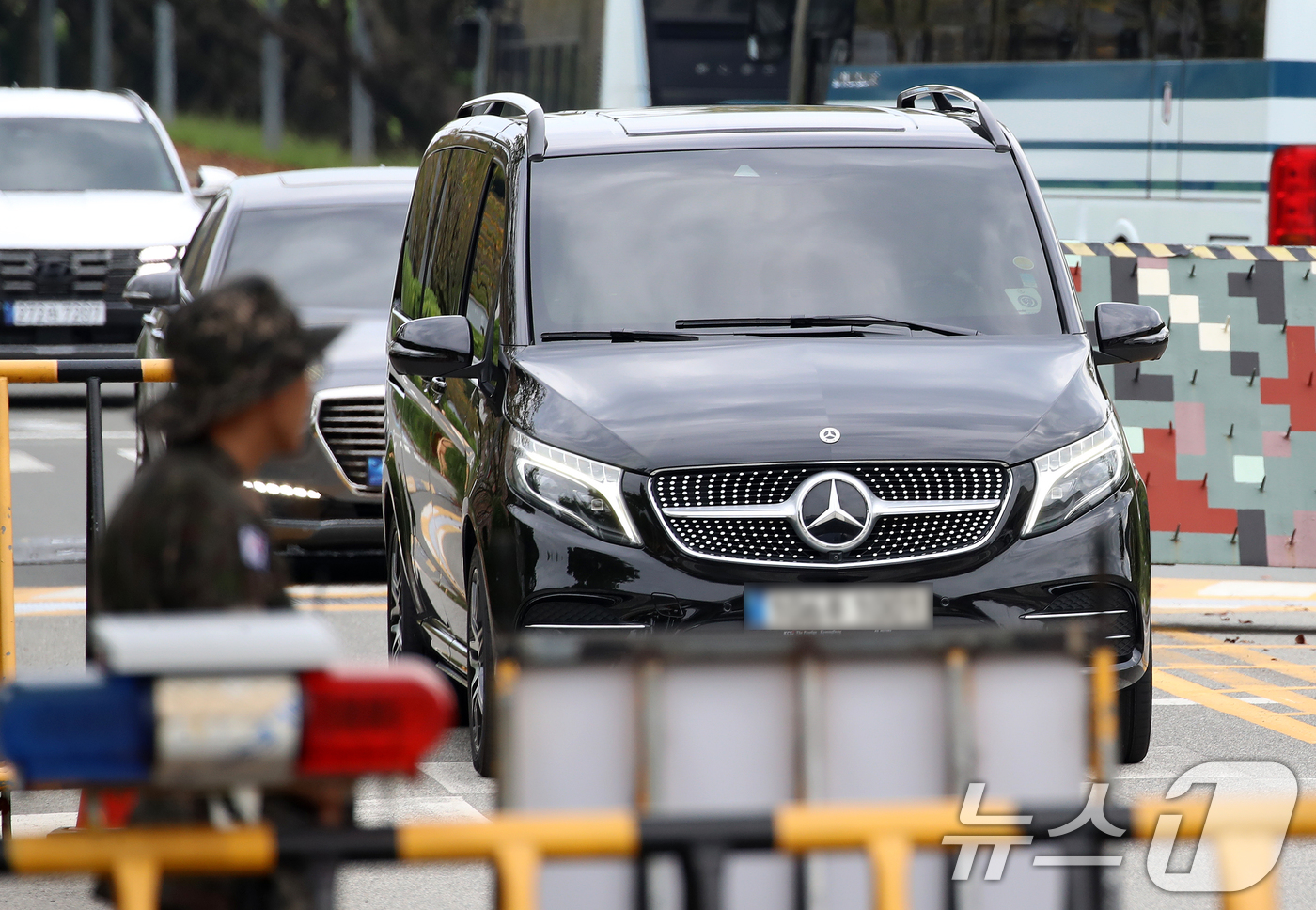 (창원=뉴스1) 윤일지 기자 = 이재용 삼성전자 회장의 장남 이지호 씨가 탑승한 것으로 추정되는 차량이 15일 오후 경남 창원 진해구 해군사관학교를 나서 진해기지사령부 제3정문을 …