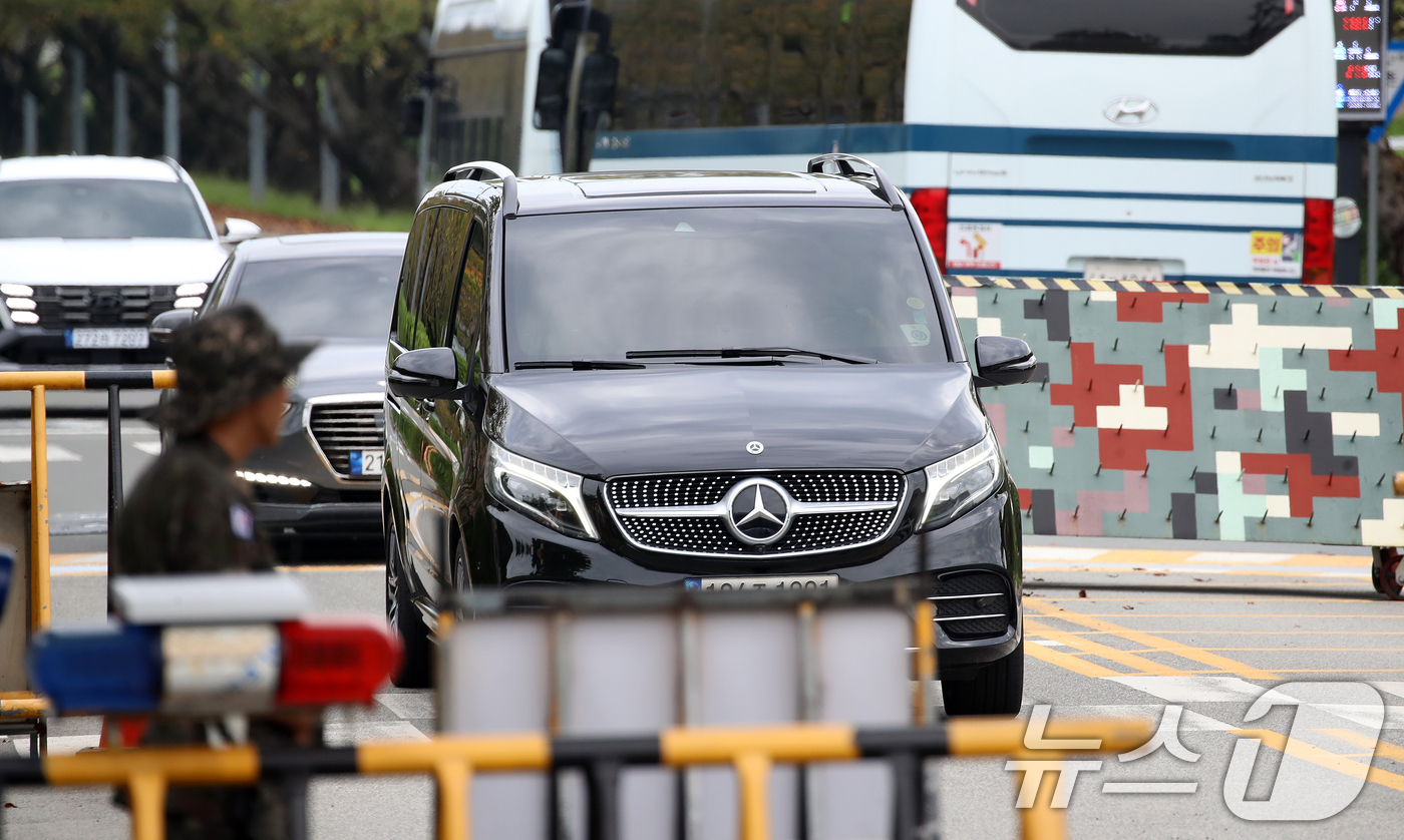 (창원=뉴스1) 윤일지 기자 = 이재용 삼성전자 회장의 장남 이지호 씨 가족이 탑승한 것으로 추정되는 차량이 15일 오후 경남 창원 진해구 해군사관학교를 나서 진해기지사령부 제3정 …