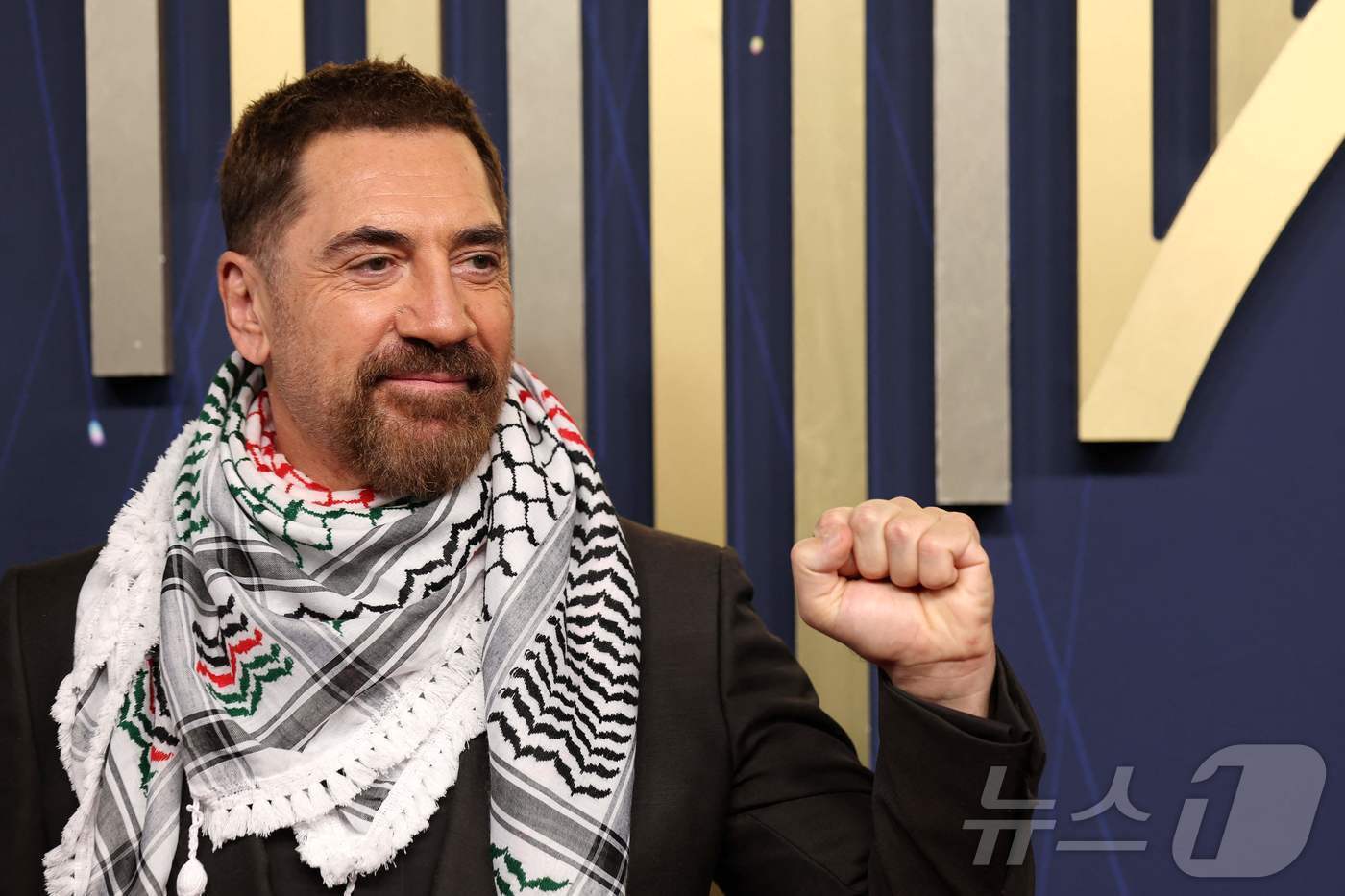 본문 이미지 - 스페인 배우 하비에르 바르뎀이 14일(현지시간) 로스앤젤레스(LA) 피콕극장에서 열린 제77회 프라임타임 에미상 시상식에 참석했다. 2025.9.14 ⓒ AFP=뉴스1