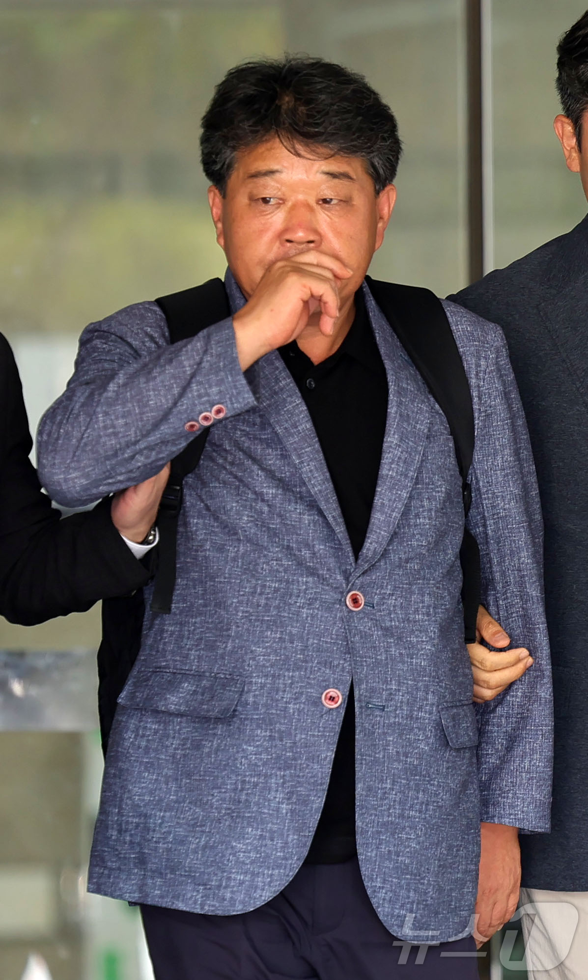 (서울=뉴스1) 김진환 기자 = '건진법사' 전성배씨에게 지난 2022년 제8회 전국동시지방선거에서 공천을 청탁하고 금품을 건넨 혐의를 받는 박창욱 경북도의원이 15일 오후 서울 …