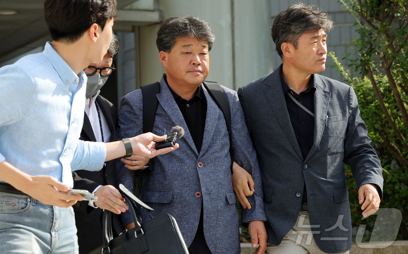 (서울=뉴스1) 김진환 기자 = '건진법사' 전성배씨에게 지난 2022년 제8회 전국동시지방선거에서 공천을 청탁하고 금품을 건넨 혐의를 받는 박창욱 경북도의원이 15일 오후 서울 …