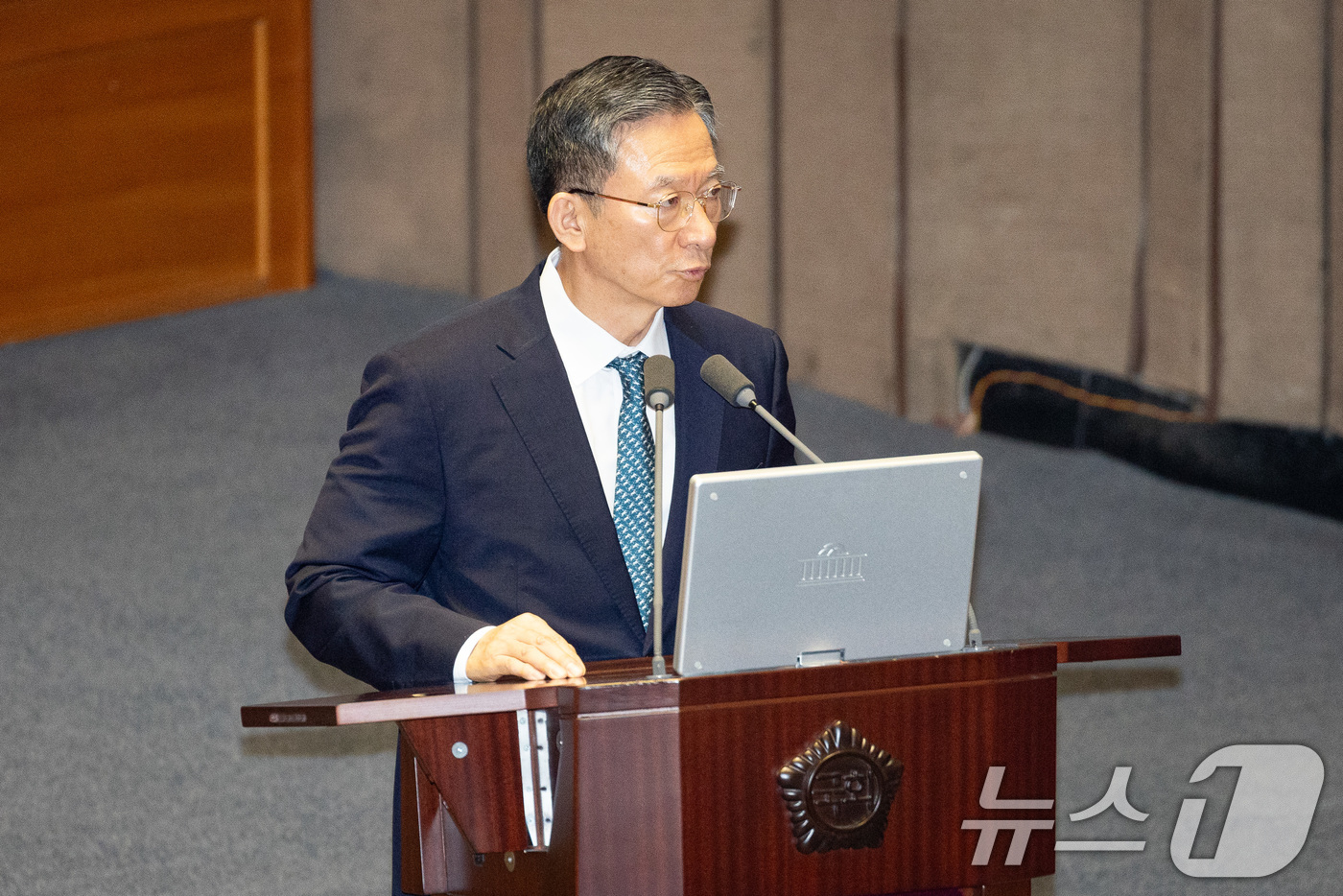 (서울=뉴스1) 유승관 기자 = 정성호 법무부 장관이 15일 서울 여의도 국회에서 열린 제429회 국회(정기회) 제5차 본회의에서 이해식 더불어민주당 의원의 정치에 관한 대정부 질 …