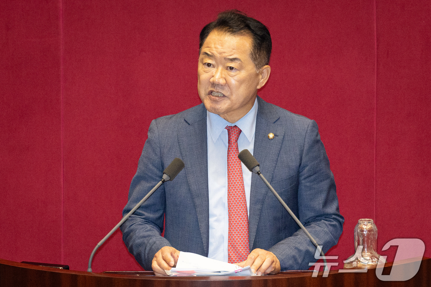 (서울=뉴스1) 유승관 기자 = 신성범 국민의힘 의원(정보위원장)이 15일 서울 여의도 국회에서 열린 제429회 국회(정기회) 제5차 본회의에서 정치에 관한 대정부 질문을 하고 있 …