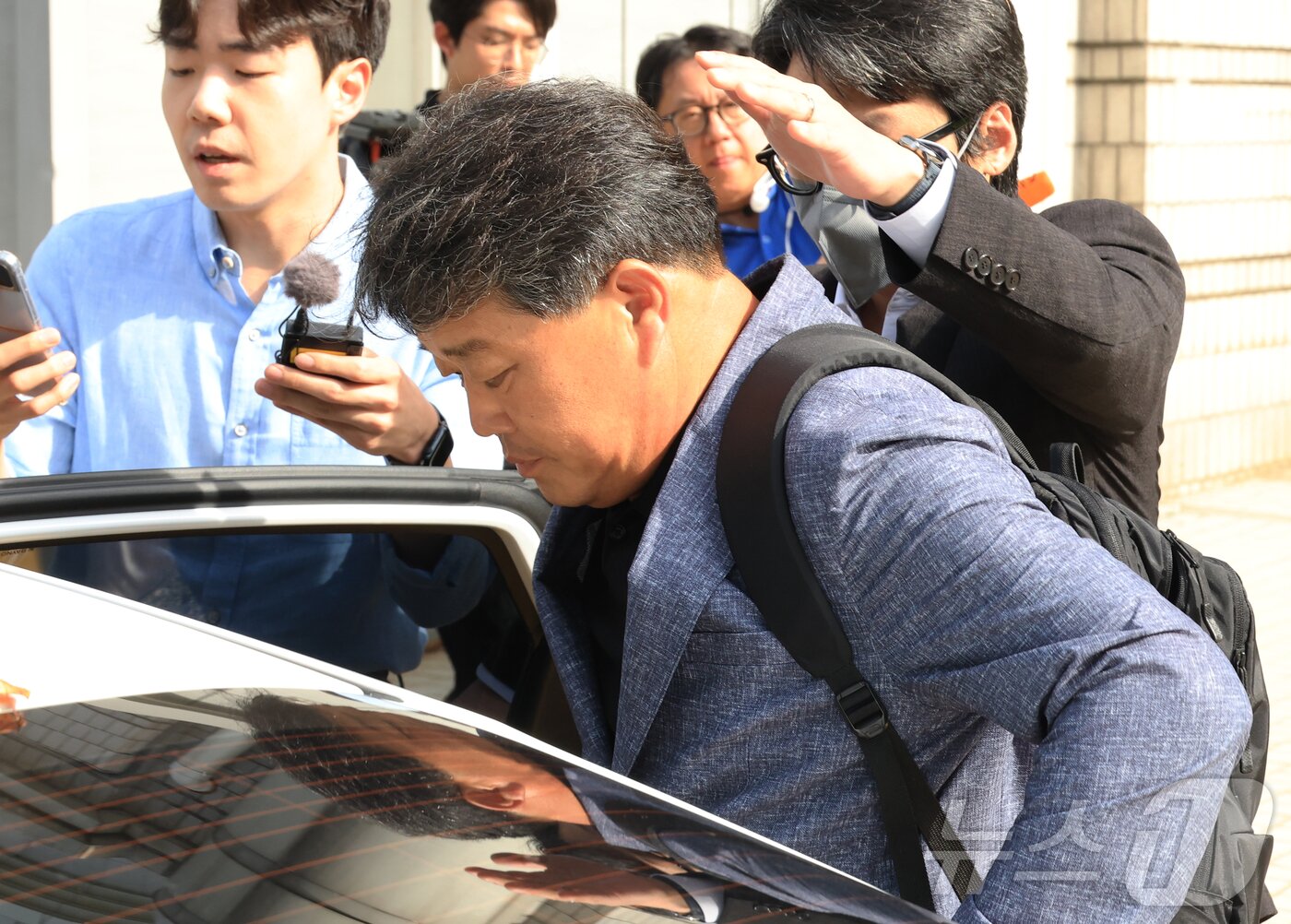 본문 이미지 - &#39;건진법사&#39; 전성배씨에게 지난 2022년 제8회 전국동시지방선거에서 공천을 청탁하고 금품을 건넨 혐의를 받는 박창욱 경북도의원이 지난 15일 오후 서울 서초구 서울중앙지방법원에서 열린 구속 전 피의자 심문&#40;영장실질심사&#41;을 마친 뒤 특검 차량에 타고 있다. &#40;공동취재&#41; 2025.9.15/뉴스1 ⓒ News1 김진환 기자