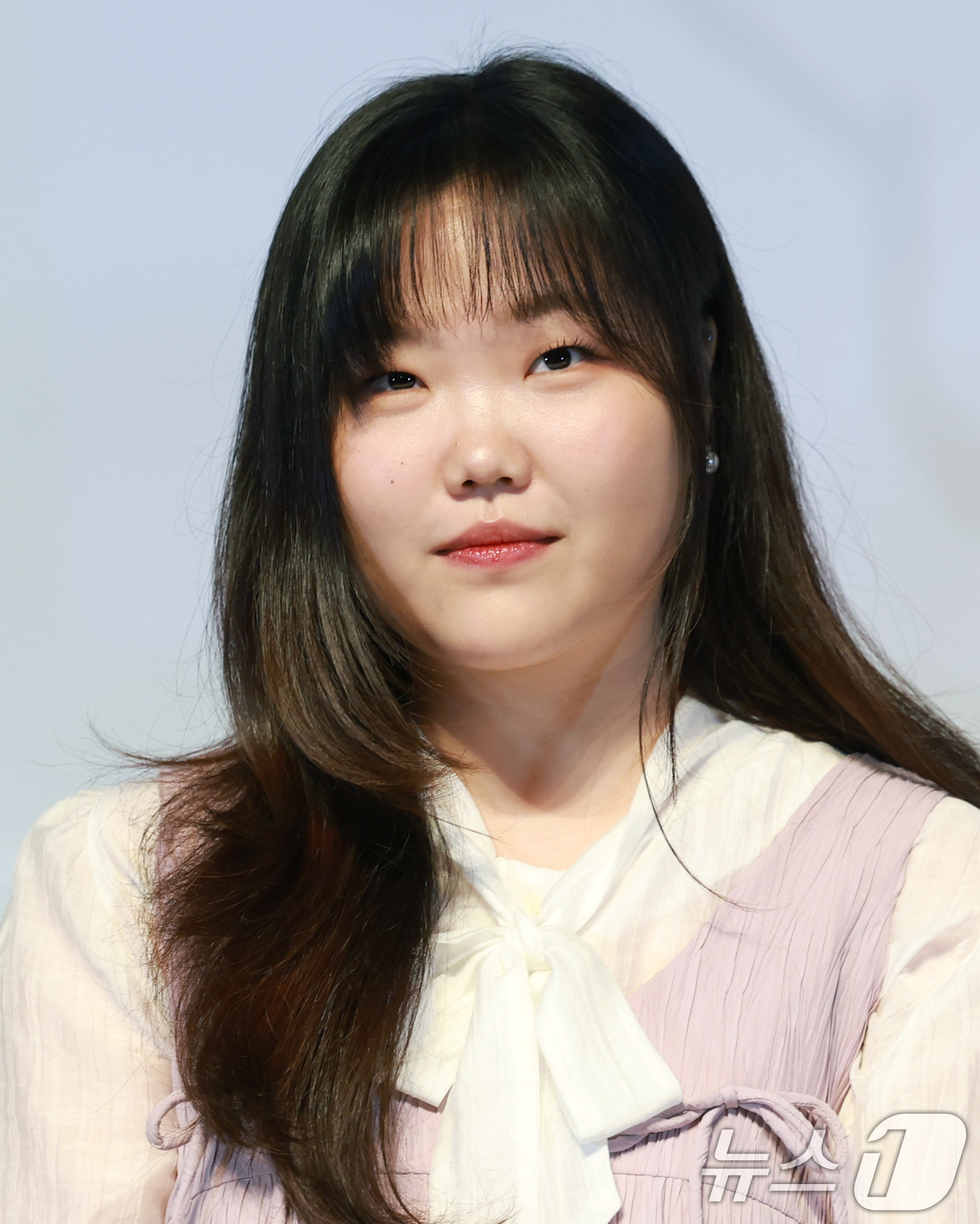 (서울=뉴스1) 권현진 기자 = 가수 이수현이 15일 서울 송파구 롯데월드시네마에서 열린 애니메이션 영화 '연의 편지'(감독 김용환) 시사회 및 기자간담회에 참석해 객석을 바라보고 …