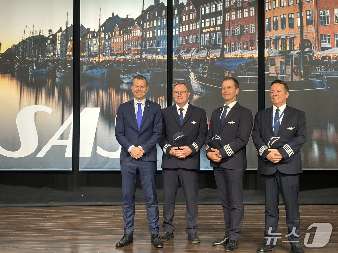 본문 이미지 - 폴 베르하겐 스칸디나비아항공&#40;SAS&#41; 최고상업책임자&#40;CCO&#41;와 SAS 소속 조종사들이 사진 촬영을 하고 있다. 2025.9.15/뉴스1 ⓒ News1 윤슬빈 기자