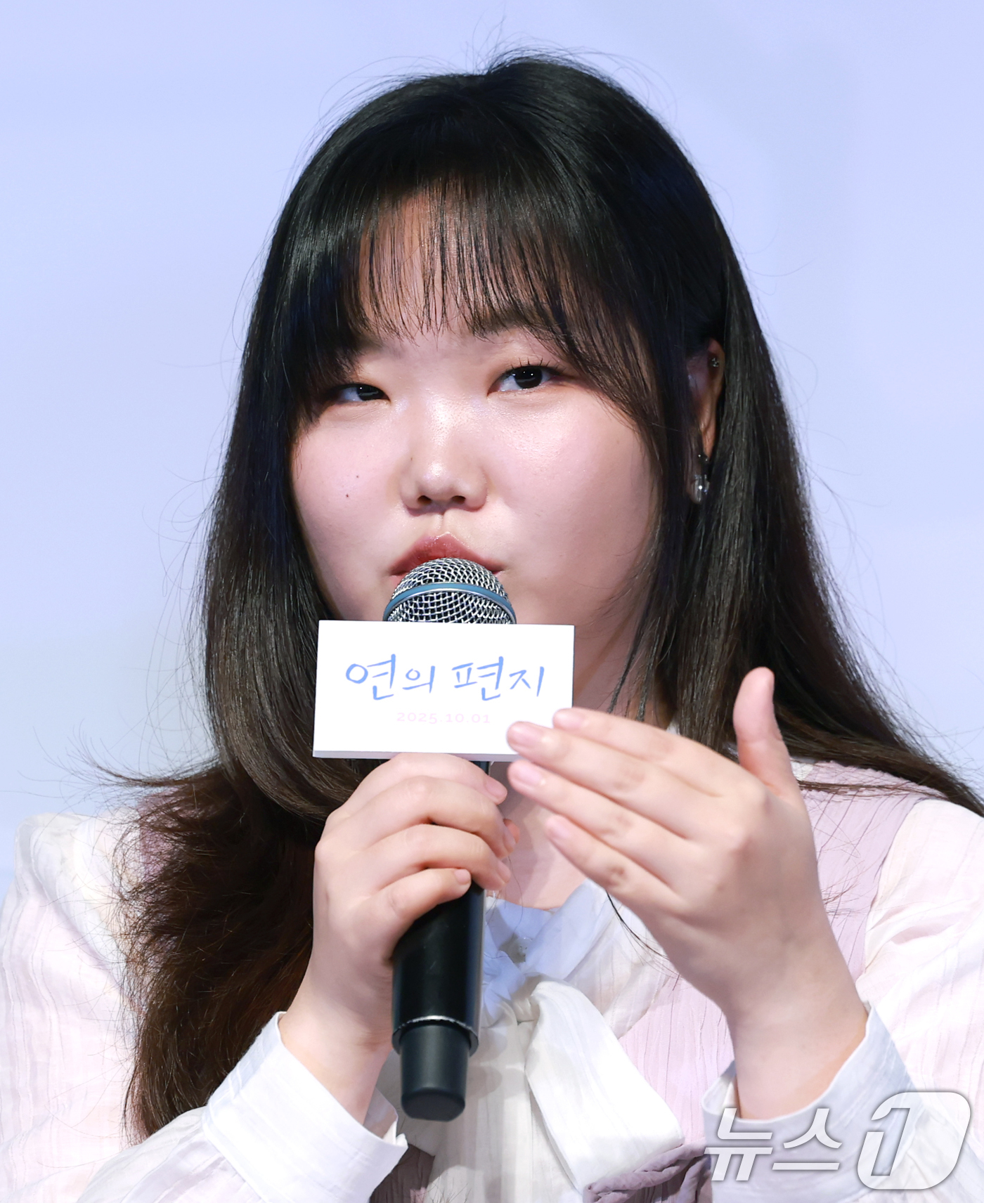 (서울=뉴스1) 권현진 기자 = 가수 이수현이 15일 서울 송파구 롯데월드시네마에서 열린 애니메이션 영화 '연의 편지'(감독 김용환) 시사회 및 기자간담회에 참석해 인사말을 하고 …