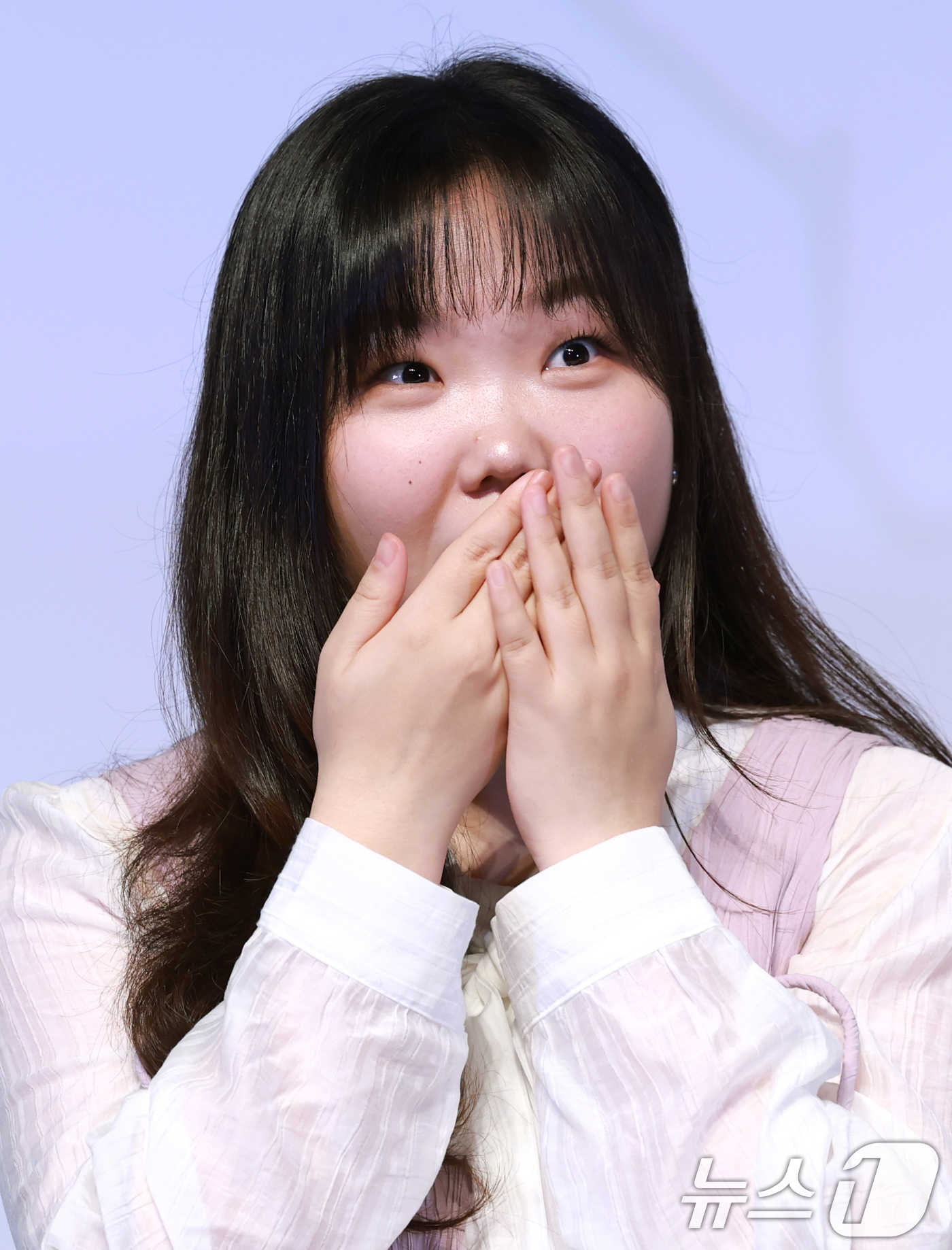 (서울=뉴스1) 권현진 기자 = 가수 이수현이 15일 서울 송파구 롯데월드시네마에서 열린 애니메이션 영화 '연의 편지'(감독 김용환) 시사회 및 기자간담회에 참석해 매력을 발산하고 …