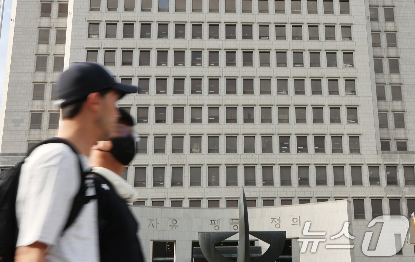 본문 이미지 - 15일 서울 서초구 대법원 청사의 모습. 더불어민주당은 이날 내란전담재판부 설치의 필요성을 거듭 강조하면서 민주당이 추진하는 사법개혁에 우려를 표한 조희대 대법원장에 대한 사퇴를 압박하고 있다. 2025.9.15/뉴스1 ⓒ News1 장수영 기자
