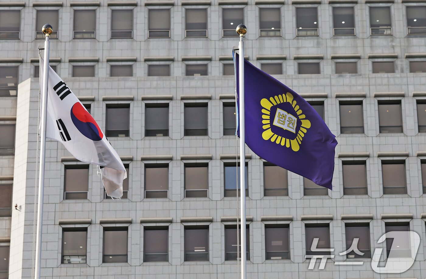 본문 이미지 - 15일 서울 서초구 대법원 청사의 모습. 더불어민주당은 이날 내란전담재판부 설치의 필요성을 거듭 강조하면서 민주당이 추진하는 사법개혁에 우려를 표한 조희대 대법원장에 대한 사퇴를 압박하고 있다. 2025.9.15/뉴스1 ⓒ News1 장수영 기자