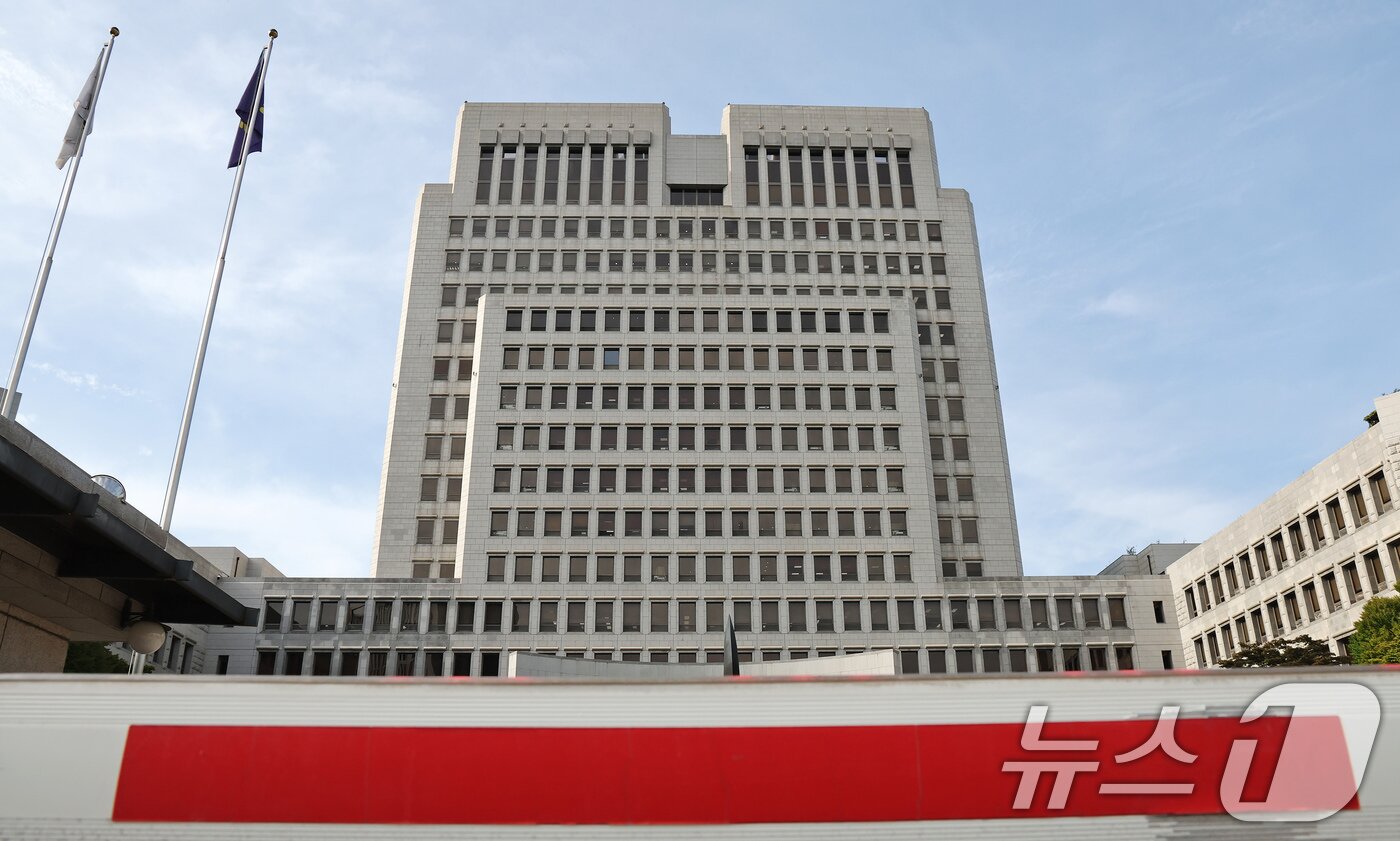 본문 이미지 - 15일 서울 서초구 대법원 청사의 모습. 더불어민주당은 이날 내란전담재판부 설치의 필요성을 거듭 강조하면서 민주당이 추진하는 사법개혁에 우려를 표한 조희대 대법원장에 대한 사퇴를 압박하고 있다. 2025.9.15/뉴스1 ⓒ News1 장수영 기자