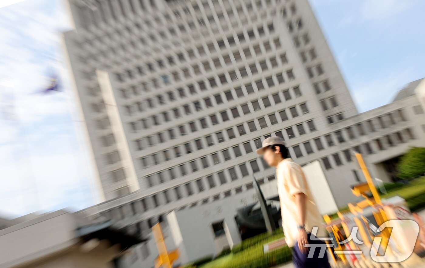 본문 이미지 - 15일 서울 서초구 대법원 청사의 모습. 더불어민주당은 이날 내란전담재판부 설치의 필요성을 거듭 강조하면서 민주당이 추진하는 사법개혁에 우려를 표한 조희대 대법원장에 대한 사퇴를 압박하고 있다. 2025.9.15/뉴스1 ⓒ News1 장수영 기자