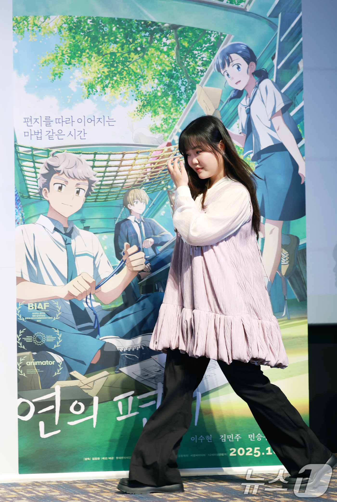 (서울=뉴스1) 권현진 기자 = 가수 이수현이 15일 서울 송파구 롯데월드시네마에서 열린 애니메이션 영화 '연의 편지'(감독 김용환) 시사회 및 기자간담회에 참석해 매력을 발산하고 …