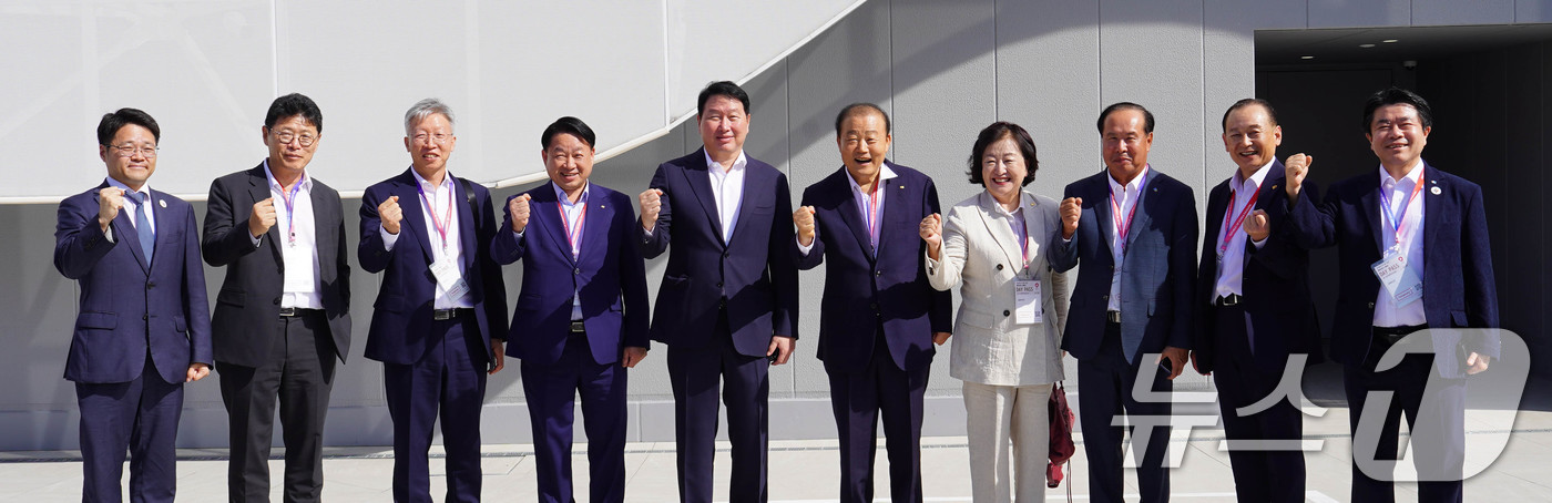 (서울=뉴스1) = 최태원 대한상공회의소 회장과 대한상의 파견단이 15일 일본 오사카에서 열린 '2025 오사카·간사이 엑스포'에서 기념 촬영을 하고 있다. (대한상공회의소 제공. …