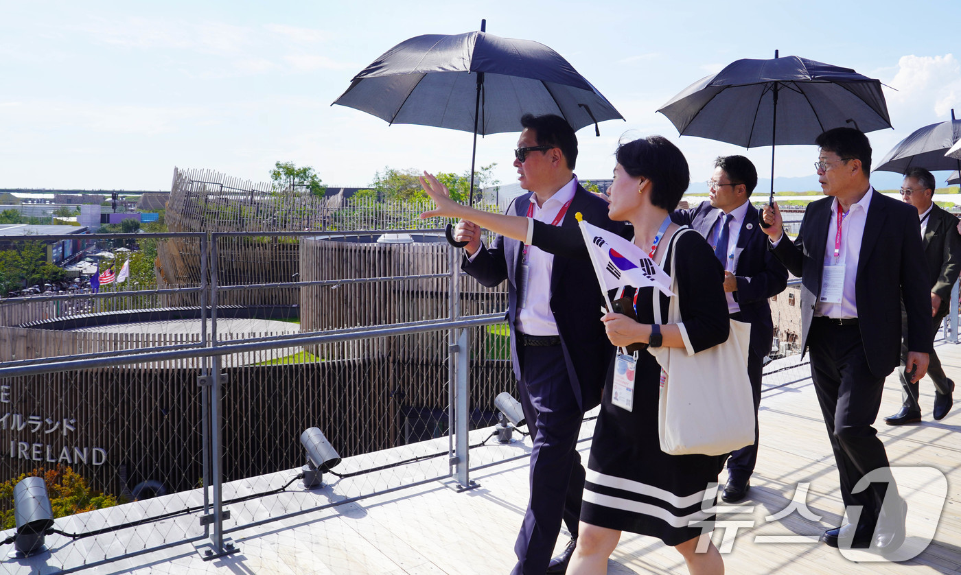 (서울=뉴스1) = 최태원 대한상공회의소 회장과 대한상의 파견단이 15일 일본 오사카에서 열린 '2025 오사카·간사이 엑스포'를 참관하고 하고 있다. (대한상공회의소 제공. 재판 …