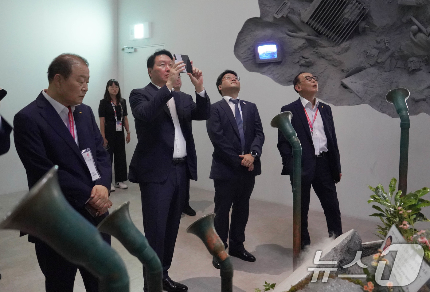 (서울=뉴스1) = 최태원 대한상공회의소 회장과 대한상의 파견단이 15일 일본 오사카에서 열린 '2025 오사카·간사이 엑스포'를 참관하고 하고 있다. (대한상공회의소 제공. 재판 …