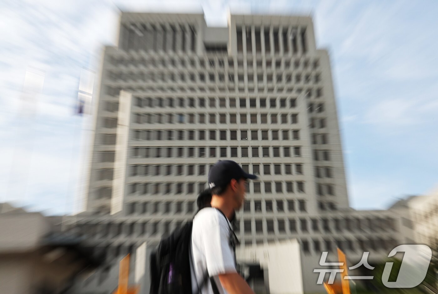 본문 이미지 - 15일 서울 서초구 대법원 청사의 모습. 더불어민주당은 이날 내란전담재판부 설치의 필요성을 거듭 강조하면서 민주당이 추진하는 사법개혁에 우려를 표한 조희대 대법원장에 대한 사퇴를 압박하고 있다. 2025.9.15/뉴스1 ⓒ News1 장수영 기자