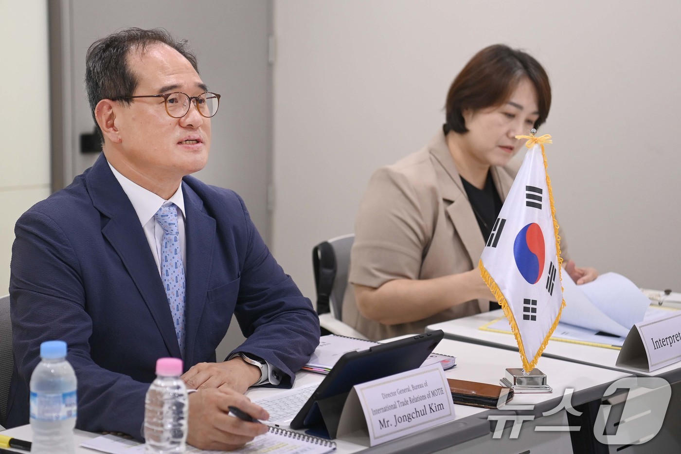 (서울=뉴스1) = 김종철 산업통상자원부 통상협력국장(수석대표)이 15일 서울 중구 대한상공회의소에서 열린 '제4차 코리아 베트남 플러스 공동작업반 회의'를 주재하고 있다. (산업 …