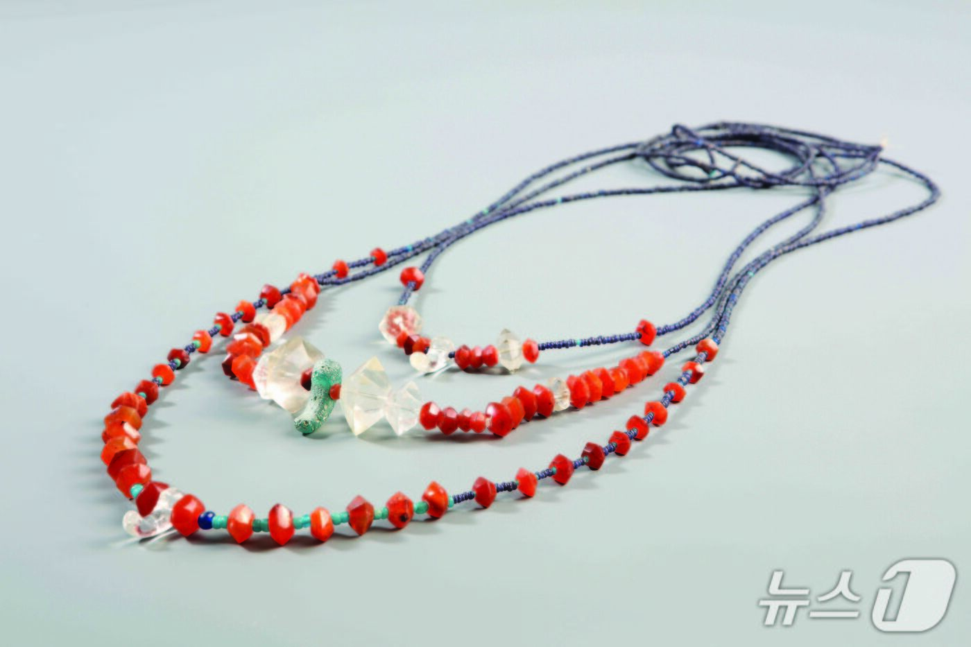 본문 이미지 - 김해 대성동 고분군에서 출토된 크리스털과 다양한 유리로 엮은 목걸이.&#40;국립김해박물관 제공. 재판매 및 DB금지&#41;