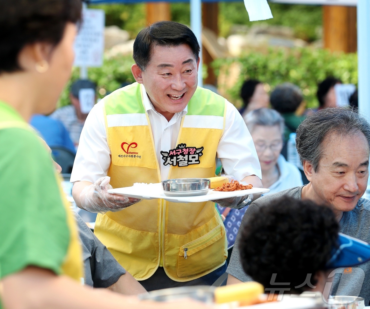 (대전=뉴스1) 김기태 기자 = 서철모 대전 서구청장이 15일 관저2동 신선암근린공원에서 진행된 ‘IBK기업은행과 함께하는 참 좋은 사랑의 밥차(이하 사랑의 밥차)’에서 봉사활동을 …