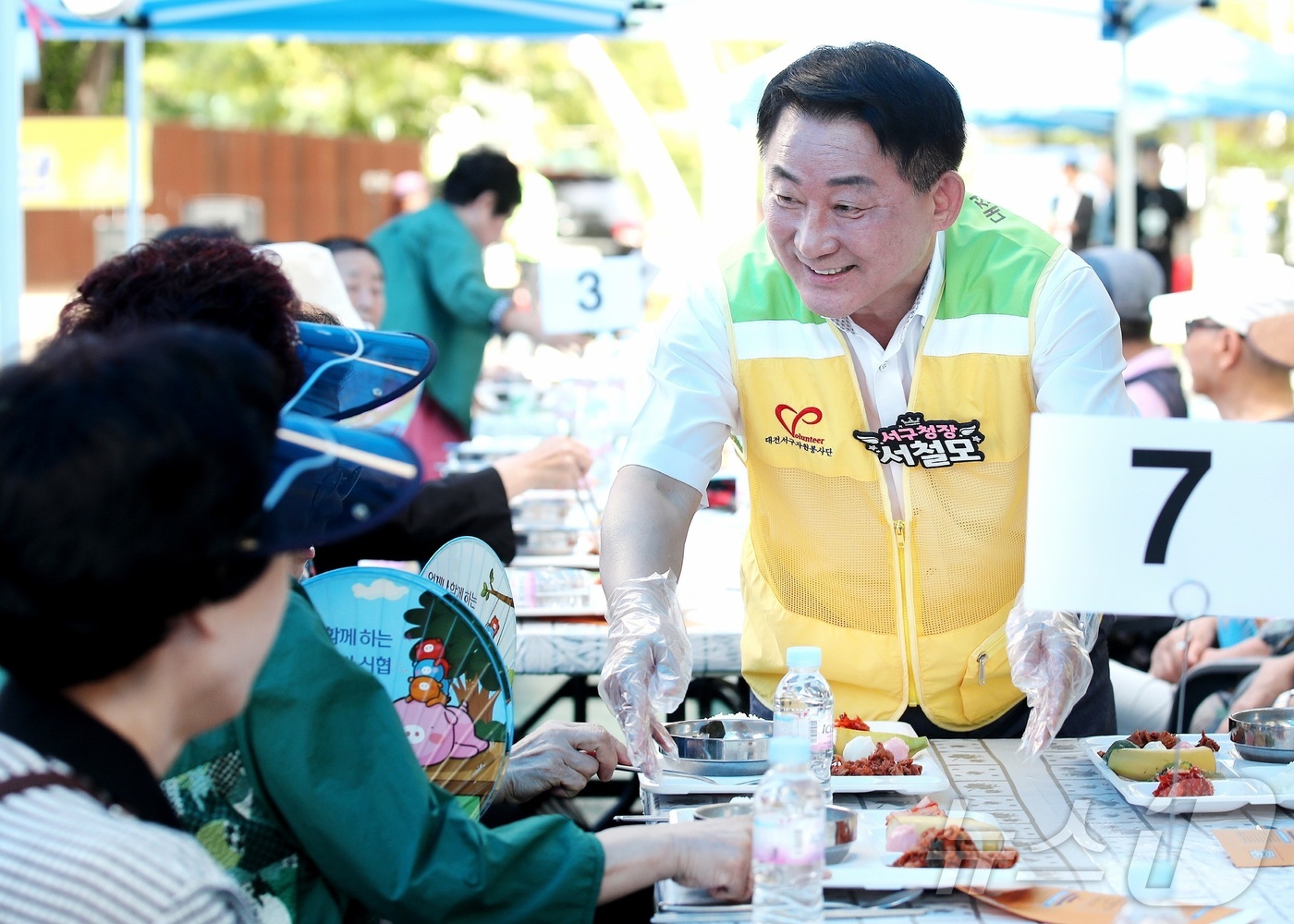 (대전=뉴스1) 김기태 기자 = 서철모 대전 서구청장이 15일 관저2동 신선암근린공원에서 진행된 ‘IBK기업은행과 함께하는 참 좋은 사랑의 밥차(이하 사랑의 밥차)’에서 봉사활동을 …