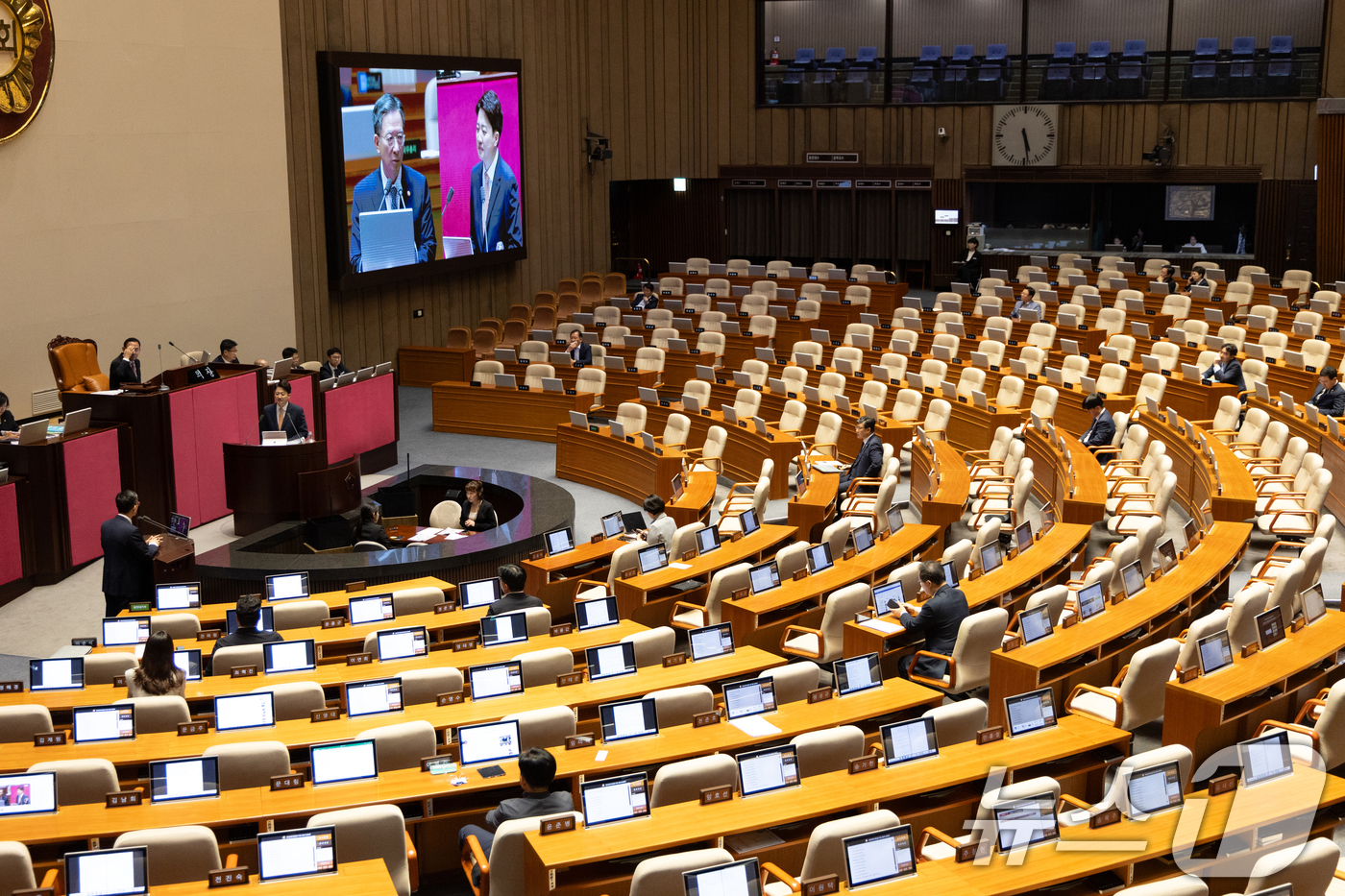 (서울=뉴스1) 이승배 기자 = 이준석 개혁신당 대표가 15일 오후 서울 여의도 국회에서 열린 제429회국회(정기회) 제5차 본회의에서 정치에 관한 대정부 질문을 하는 가운데 의원 …