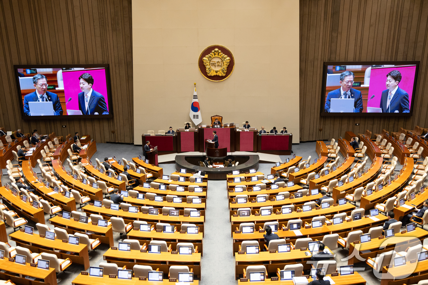 (서울=뉴스1) 이승배 기자 = 이준석 개혁신당 대표가 15일 오후 서울 여의도 국회에서 열린 제429회국회(정기회) 제5차 본회의에서 정치에 관한 대정부 질문을 하는 가운데 의원 …