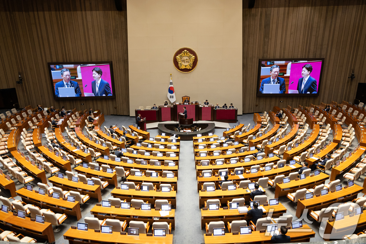 (서울=뉴스1) 이승배 기자 = 이준석 개혁신당 대표가 15일 오후 서울 여의도 국회에서 열린 제429회국회(정기회) 제5차 본회의에서 정치에 관한 대정부 질문을 하는 가운데 의원 …