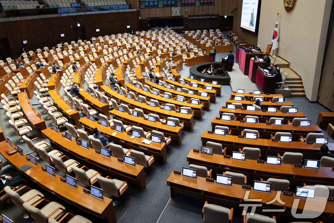(서울=뉴스1) 이승배 기자 = 이준석 개혁신당 대표가 15일 오후 서울 여의도 국회에서 열린 제429회국회(정기회) 제5차 본회의에서 정치에 관한 대정부 질문을 하는 가운데 의원 …