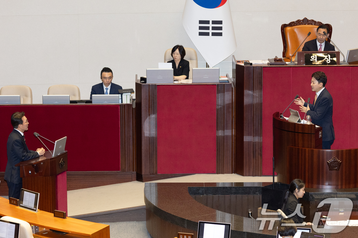 (서울=뉴스1) 이승배 기자 = 이준석 개혁신당 대표가 15일 오후 서울 여의도 국회에서 열린 제429회국회(정기회) 제5차 본회의에서 정치에 관한 대정부 질문을 하고 있다. 20 …