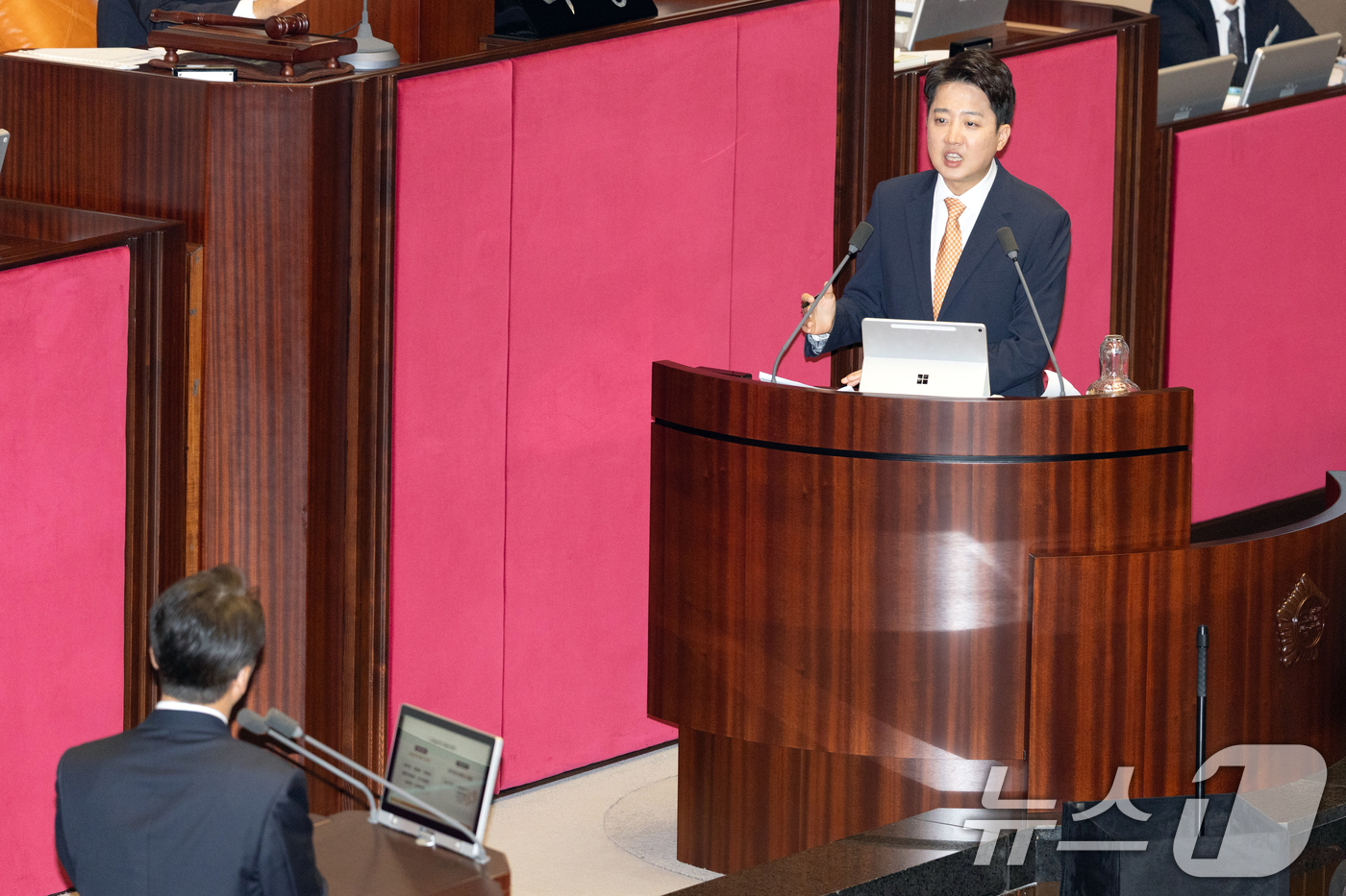 (서울=뉴스1) 이승배 기자 = 이준석 개혁신당 대표가 15일 오후 서울 여의도 국회에서 열린 제429회국회(정기회) 제5차 본회의에서 정치에 관한 대정부 질문을 하고 있다. 20 …