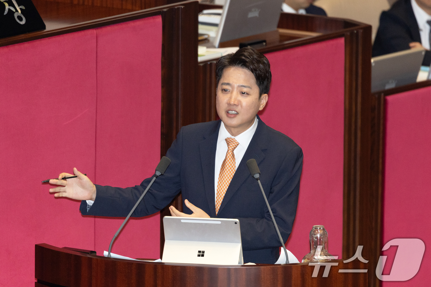 (서울=뉴스1) 이승배 기자 = 이준석 개혁신당 대표가 15일 오후 서울 여의도 국회에서 열린 제429회국회(정기회) 제5차 본회의에서 정치에 관한 대정부 질문을 하고 있다. 20 …