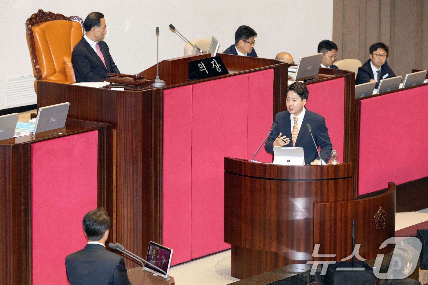 (서울=뉴스1) 이승배 기자 = 이준석 개혁신당 대표가 15일 오후 서울 여의도 국회에서 열린 제429회국회(정기회) 제5차 본회의에서 정치에 관한 대정부 질문을 하고 있다. 20 …