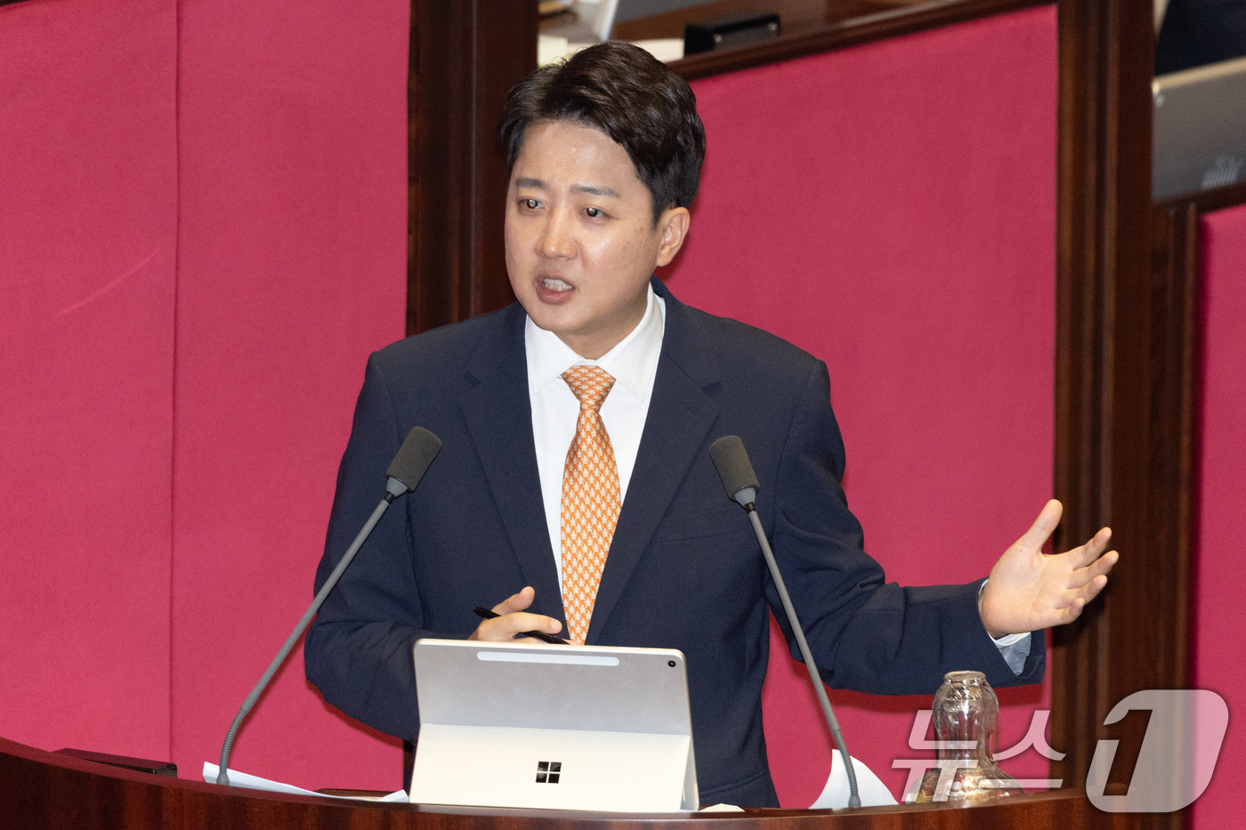 (서울=뉴스1) 이승배 기자 = 이준석 개혁신당 대표가 15일 오후 서울 여의도 국회에서 열린 제429회국회(정기회) 제5차 본회의에서 정치에 관한 대정부 질문을 하고 있다. 20 …