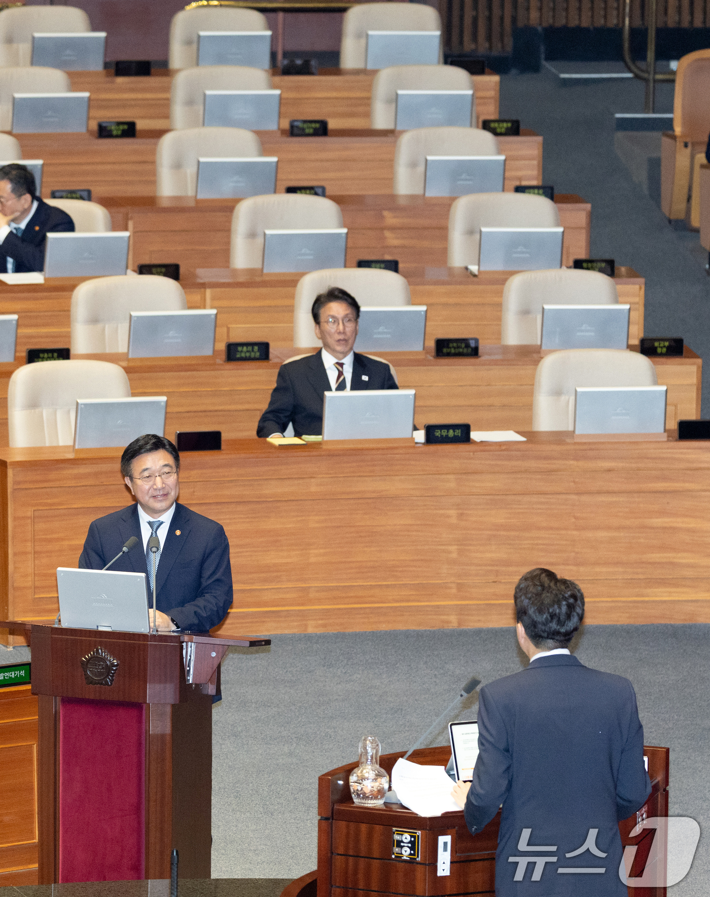 (서울=뉴스1) 이승배 기자 = 윤호중 행정안전부 장관이 15일 오후 서울 여의도 국회에서 열린 제429회국회(정기회) 제5차 본회의 정치에 관한 대정부 질문에서 이준석 개혁신당 …