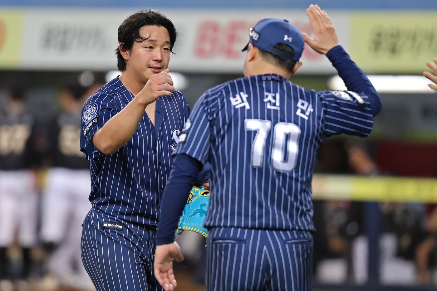 본문 이미지 - 삼성 양창섭(왼쪽)이 박진만 감독과 하이파이브를 하고 있다.(삼성 라이온즈 제공)