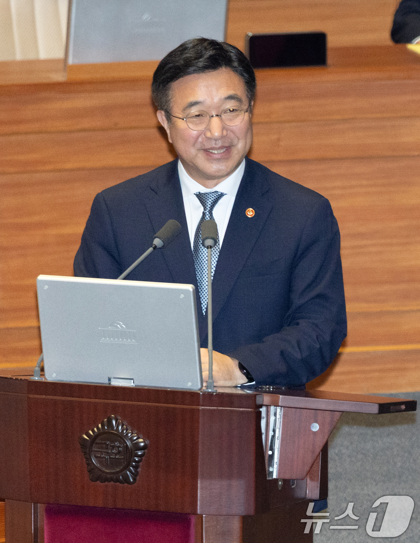 (서울=뉴스1) 이승배 기자 = 윤호중 행정안전부 장관이 15일 오후 서울 여의도 국회에서 열린 제429회국회(정기회) 제5차 본회의 정치에 관한 대정부 질문에서 이준석 개혁신당 …