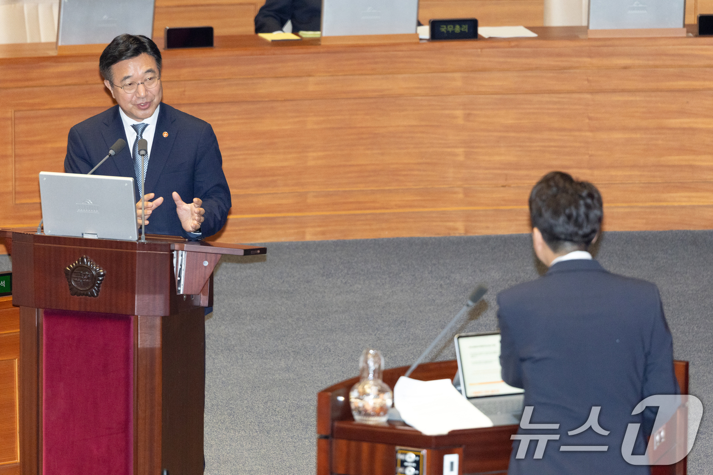 (서울=뉴스1) 이승배 기자 = 윤호중 행정안전부 장관이 15일 오후 서울 여의도 국회에서 열린 제429회국회(정기회) 제5차 본회의 정치에 관한 대정부 질문에서 이준석 개혁신당 …