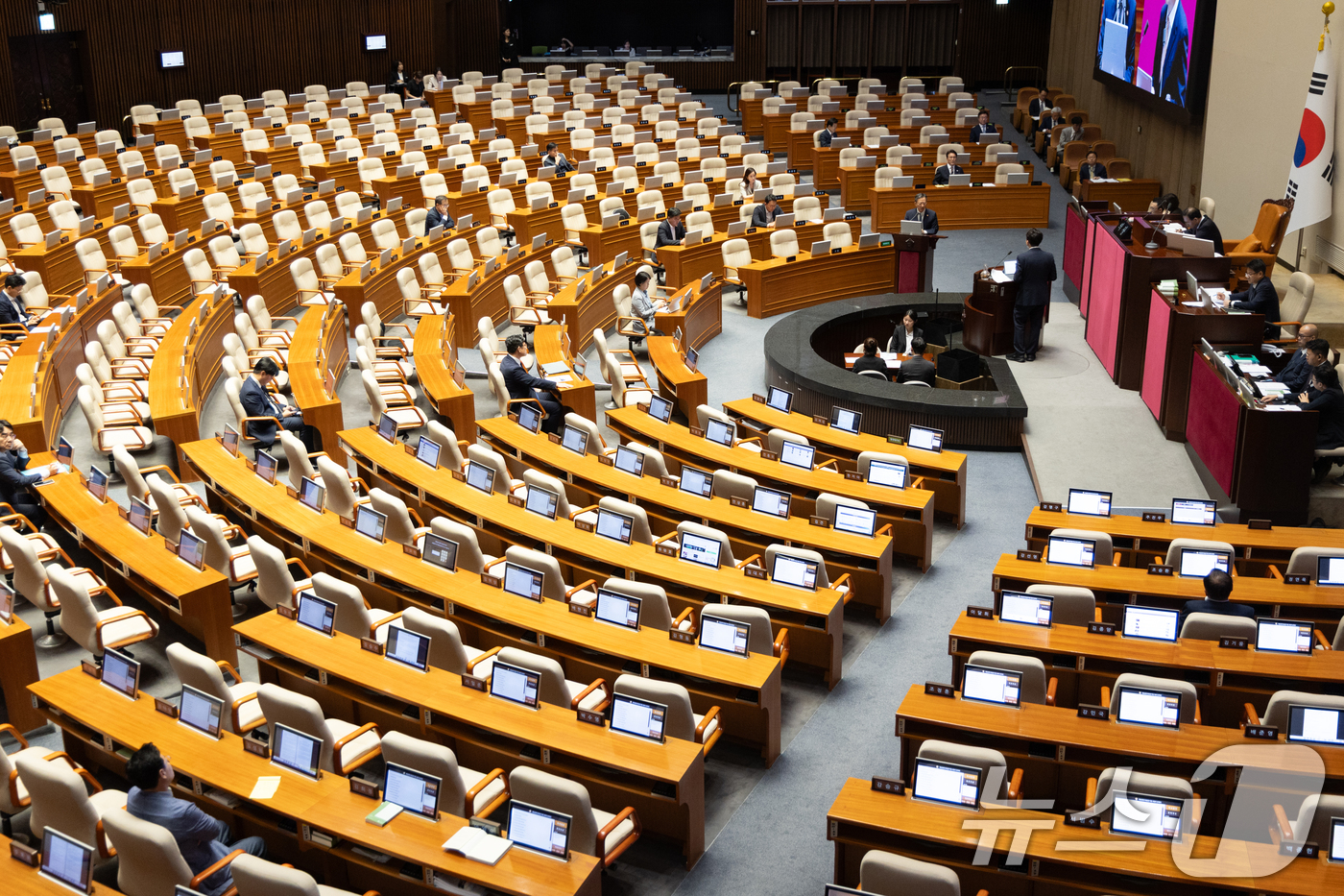 (서울=뉴스1) 이승배 기자 = 이준석 개혁신당 대표가 15일 오후 서울 여의도 국회에서 열린 제429회국회(정기회) 제5차 본회의에서 정치에 관한 대정부 질문을 하는 가운데 의원 …