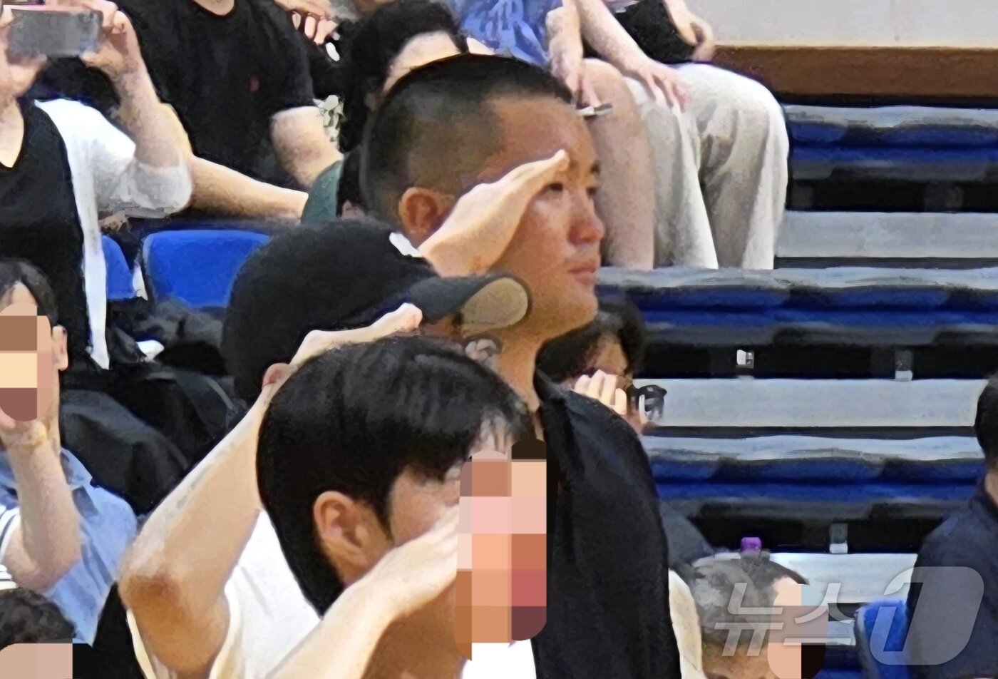 본문 이미지 - 이재용 삼성전자 회장의 장남 지호 씨가 15일 경남 창원시 진해구 해군사관학교에서 열린 해군 학사장교 사관후보생 입영식에 참석해 거수 경례를 하고 있다. &#40;삼성전자 제공&#41; 2025.9.15/뉴스1