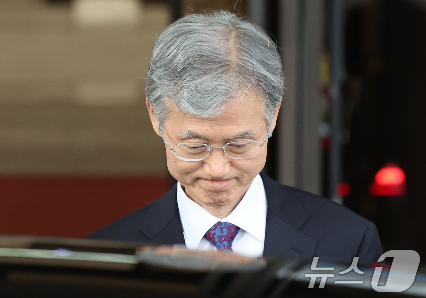 (서울=뉴스1) 장수영 기자 = 더불어민주당이 내란전담재판부 설치를 놓고 이견을 표한 조희대 대법원장에 대한 사퇴 공세를 높인 15일 저녁 서울 서초구 대법원에서 조희대 대법원장이 …