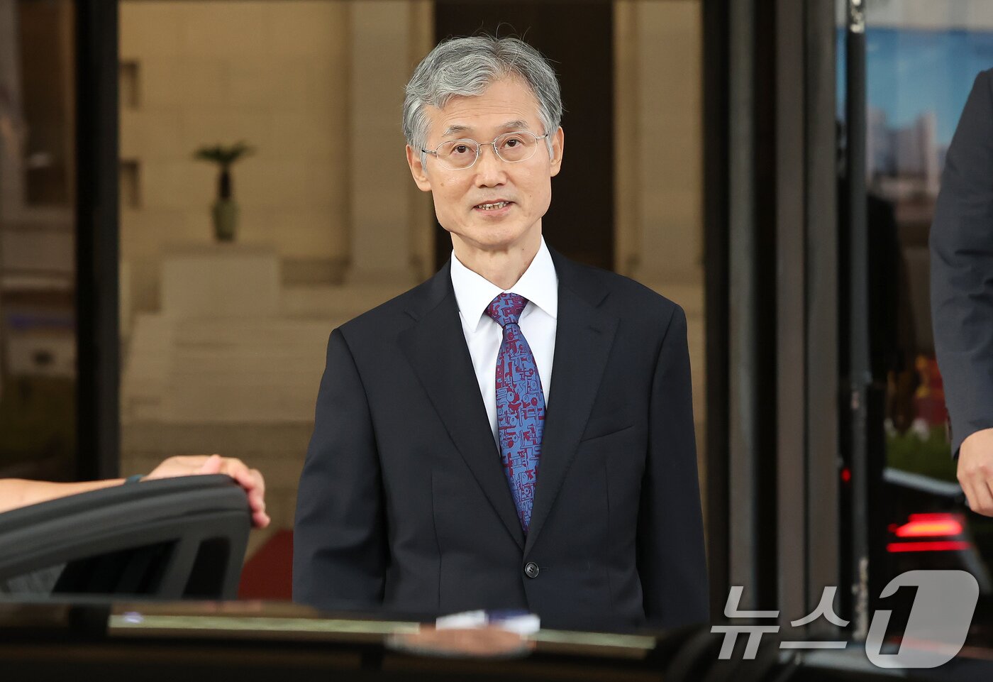 본문 이미지 - 더불어민주당이 내란전담재판부 설치를 놓고 이견을 표한 조희대 대법원장에 대한 사퇴 공세를 높인 15일 저녁 서울 서초구 대법원에서 조희대 대법원장이 청사를 나서고 있다. 2025.9.15/뉴스1 ⓒ News1 장수영 기자