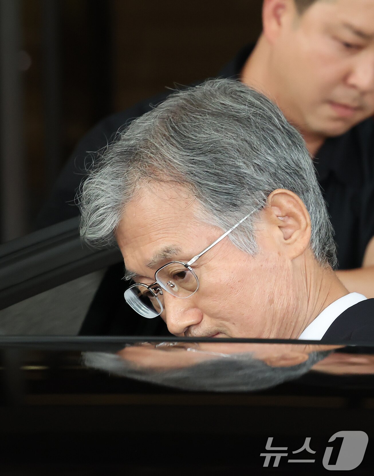 본문 이미지 - 더불어민주당이 내란전담재판부 설치를 놓고 이견을 표한 조희대 대법원장에 대한 사퇴 공세를 높인 15일 저녁 서울 서초구 대법원에서 조희대 대법원장이 청사를 나서고 있다. 2025.9.15/뉴스1 ⓒ News1 장수영 기자