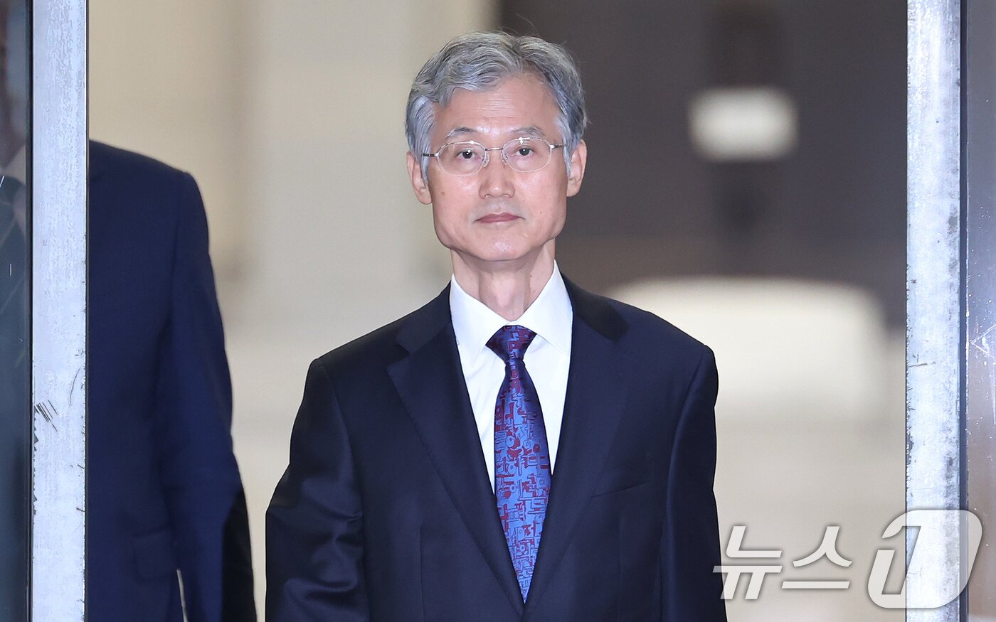 본문 이미지 - 더불어민주당이 내란전담재판부 설치를 놓고 이견을 표한 조희대 대법원장에 대한 사퇴 공세를 높인 15일 저녁 서울 서초구 대법원에서 조희대 대법원장이 청사를 나서고 있다. 2025.9.15/뉴스1 ⓒ News1 장수영 기자