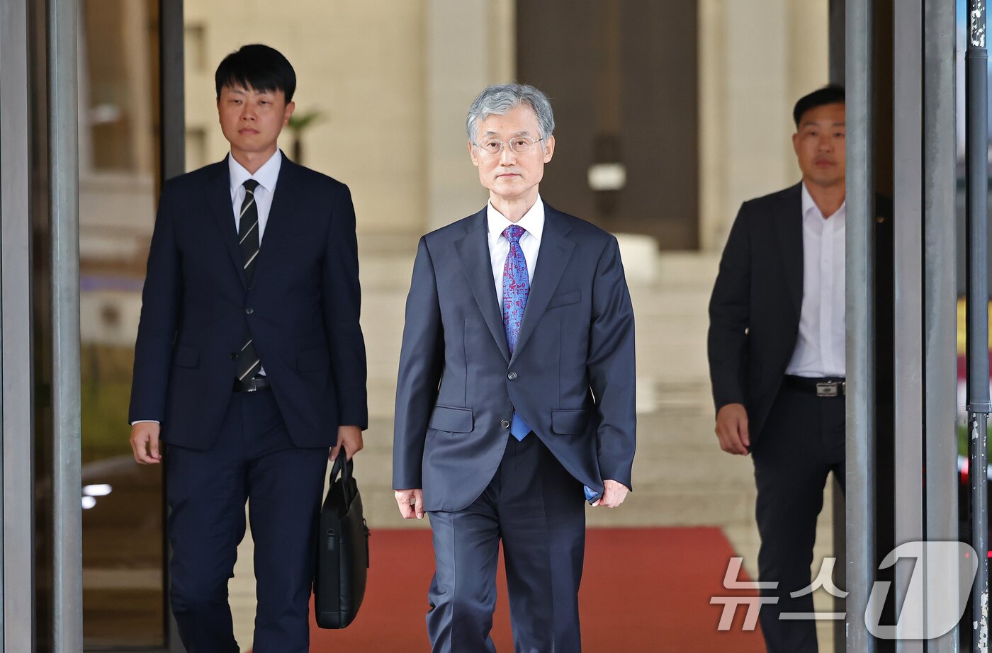 본문 이미지 - 더불어민주당이 내란전담재판부 설치를 놓고 이견을 표한 조희대 대법원장에 대한 사퇴 공세를 높인 15일 저녁 서울 서초구 대법원에서 조희대 대법원장이 청사를 나서고 있다. 2025.9.15/뉴스1 ⓒ News1 장수영 기자