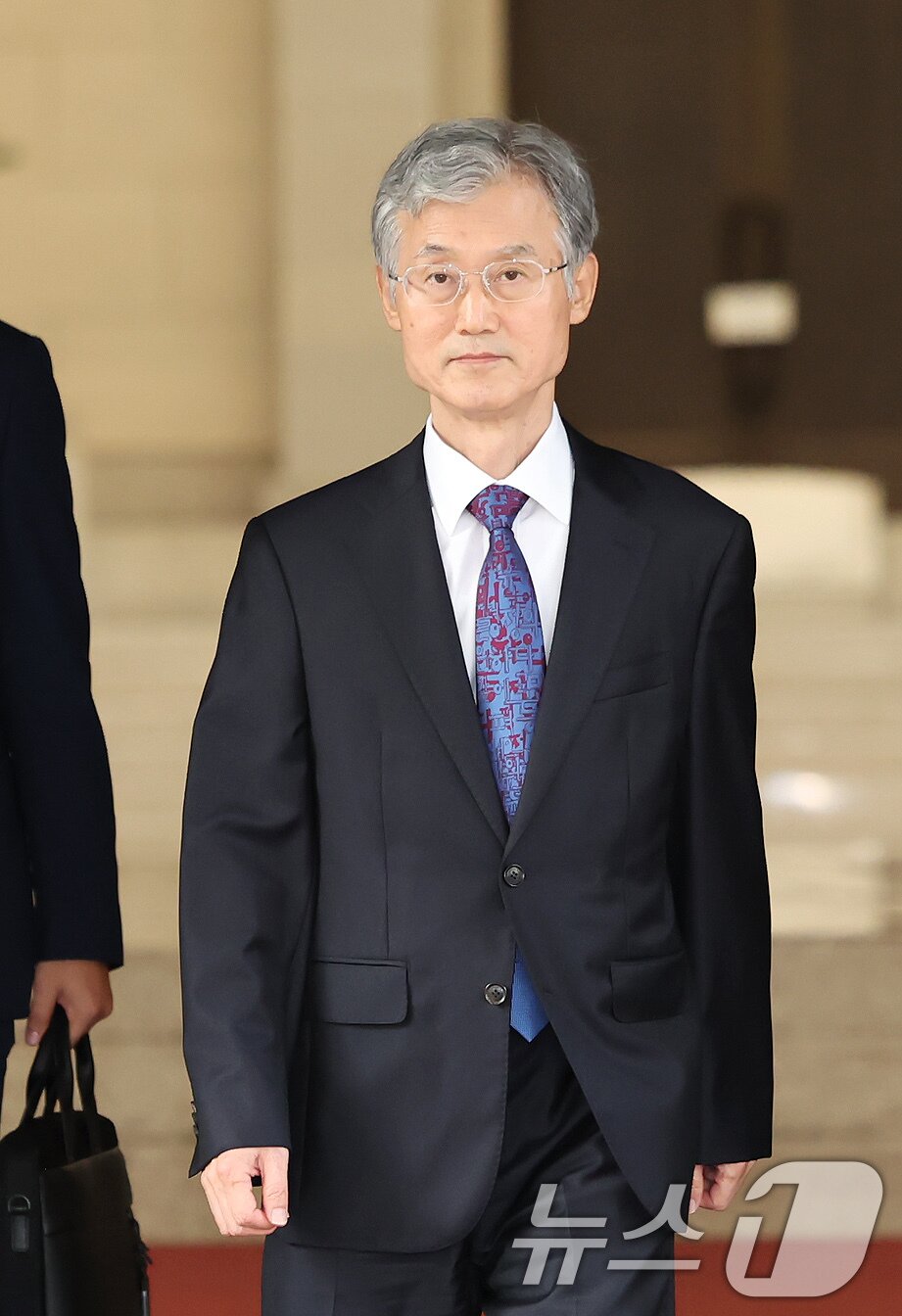 본문 이미지 - 더불어민주당이 내란전담재판부 설치를 놓고 이견을 표한 조희대 대법원장에 대한 사퇴 공세를 높인 15일 저녁 서울 서초구 대법원에서 조희대 대법원장이 청사를 나서고 있다. 2025.9.15/뉴스1 ⓒ News1 장수영 기자