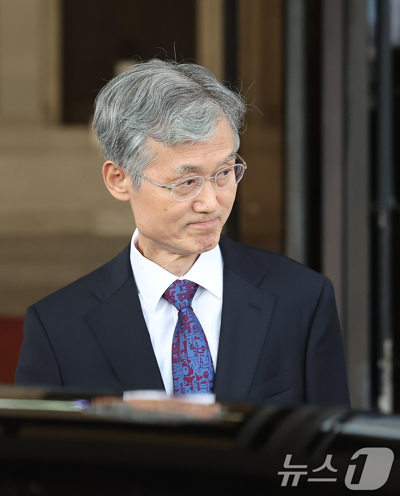 본문 이미지 - 더불어민주당이 내란전담재판부 설치를 놓고 이견을 표한 조희대 대법원장에 대한 사퇴 공세를 높인 15일 저녁 서울 서초구 대법원에서 조희대 대법원장이 청사를 나서고 있다. 2025.9.15/뉴스1 ⓒ News1 장수영 기자