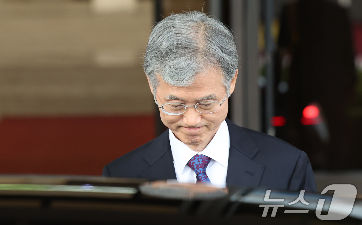 (서울=뉴스1) 장수영 기자 = 더불어민주당이 내란전담재판부 설치를 놓고 이견을 표한 조희대 대법원장에 대한 사퇴 공세를 높인 15일 저녁 서울 서초구 대법원에서 조희대 대법원장이 …